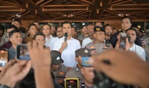 Sekda Aceh bertemu mahasiswa dalam aksi membahas Pergub JKA di depan Kantor Gubernur Aceh