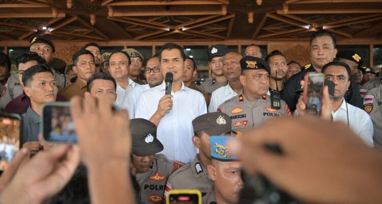 Sekda Aceh bertemu mahasiswa dalam aksi membahas Pergub JKA di depan Kantor Gubernur Aceh