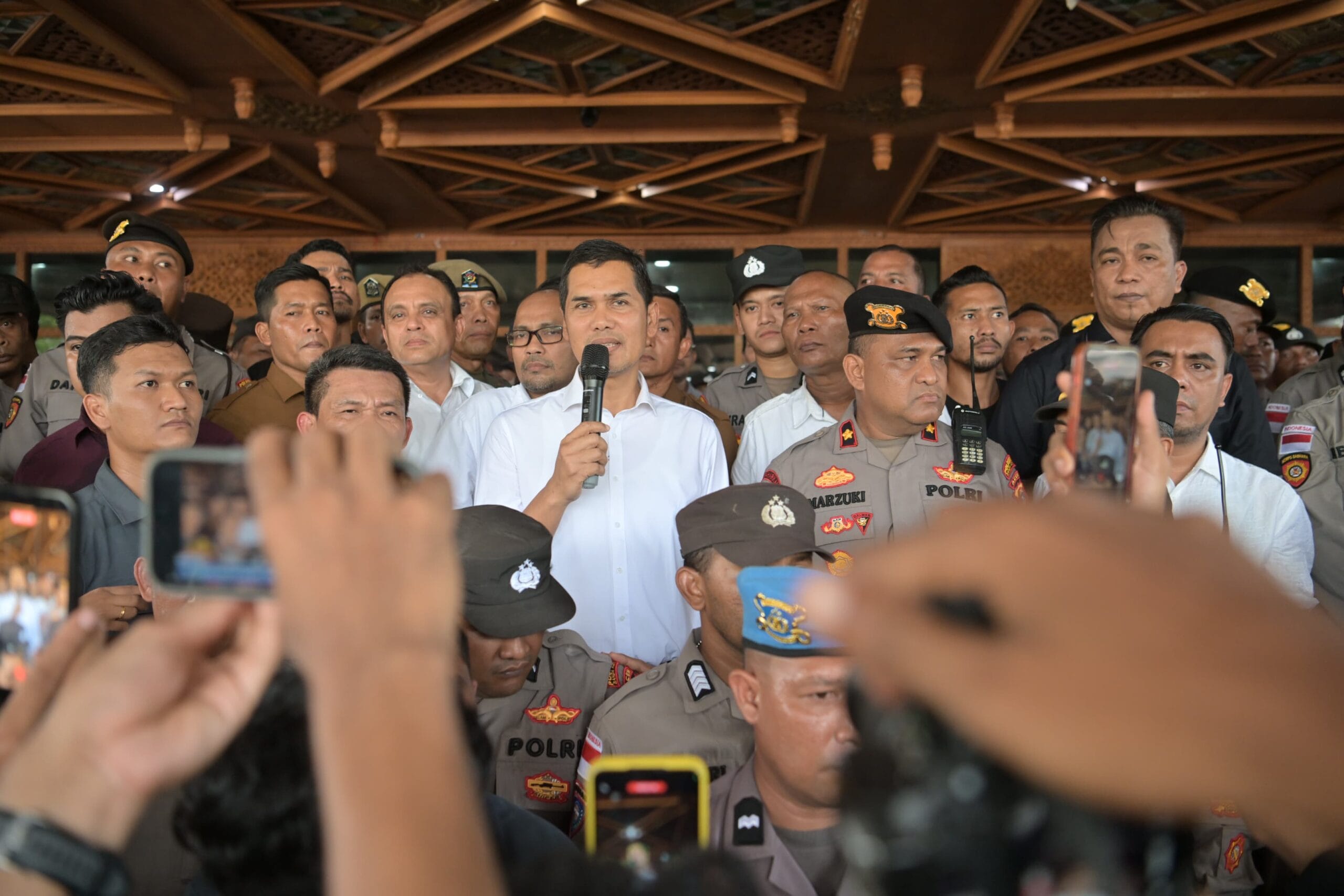 Sekda Aceh bertemu mahasiswa dalam aksi membahas Pergub JKA di depan Kantor Gubernur Aceh