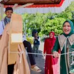 Pawai 1 Muharram Aceh 1448 Hijriah di Banda Aceh menampilkan replika unta, miniatur Ka'bah, dan kreasi Islami para pelajar.