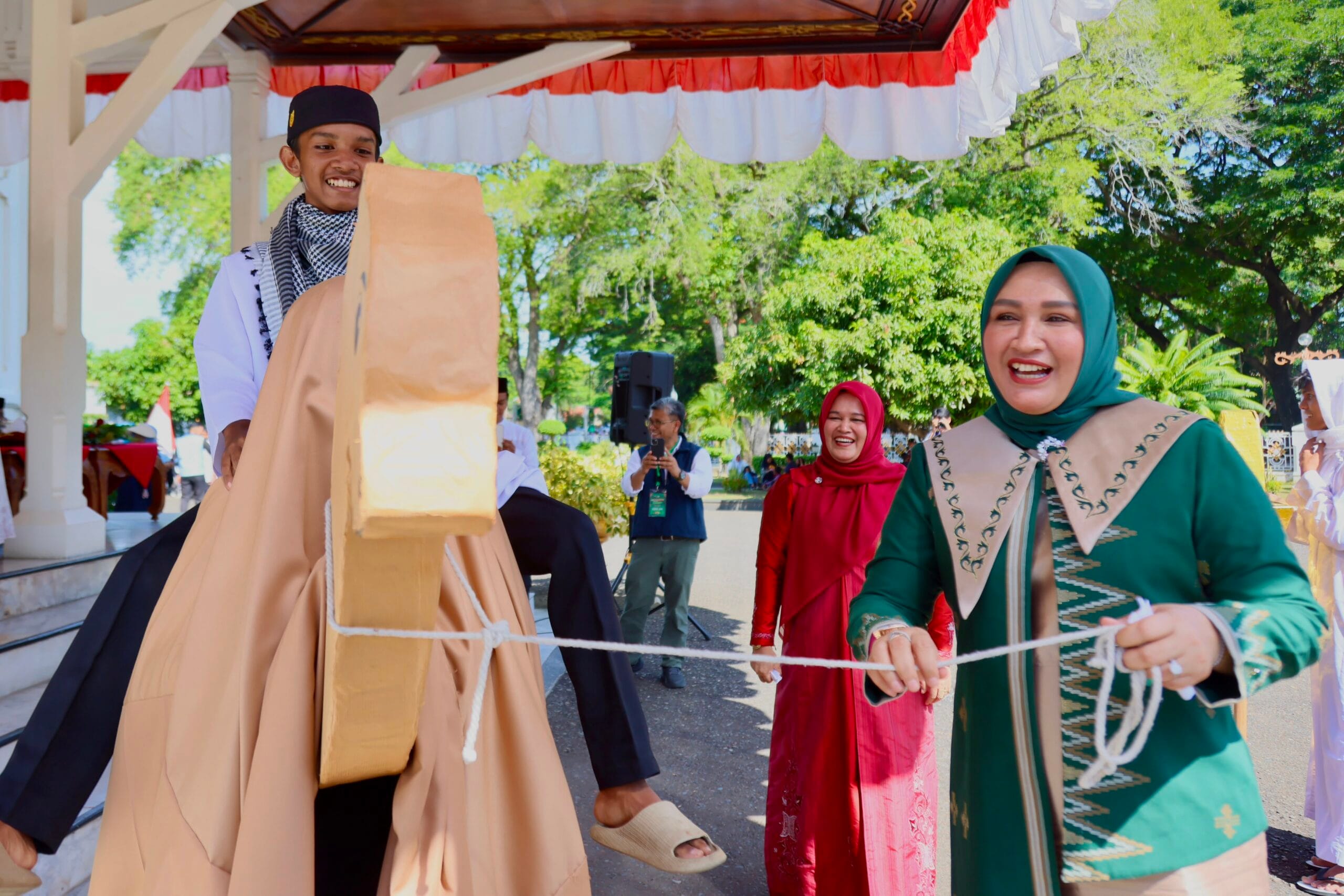 IMG-20260616-WA0000 Pawai 1 Muharram Aceh 1448 Hijriah di Banda Aceh menampilkan replika unta, miniatur Ka'bah, dan kreasi Islami para pelajar.