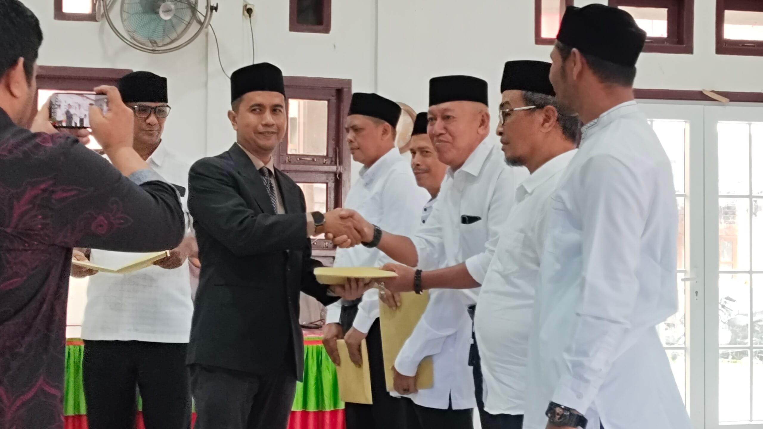 Tujuh anggota Tuha Peut Gampong Tanjong periode 2026-2032 resmi dilantik untuk memperkuat penyelenggaraan pemerintahan dan pembangunan gampong.