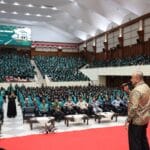 Direktur Utama Bank Aceh Fadhil Ilyas saat memberikan edukasi keuangan kepada sekitar 8.000 mahasiswa baru USK dalam rangkaian PAKARMARU 2026.