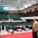 Direktur Utama Bank Aceh Fadhil Ilyas saat memberikan edukasi keuangan kepada sekitar 8.000 mahasiswa baru USK dalam rangkaian PAKARMARU 2026.
