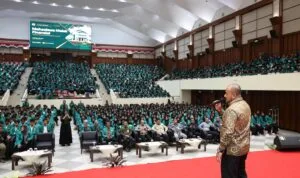 Direktur Utama Bank Aceh Fadhil Ilyas saat memberikan edukasi keuangan kepada sekitar 8.000 mahasiswa baru USK dalam rangkaian PAKARMARU 2026.