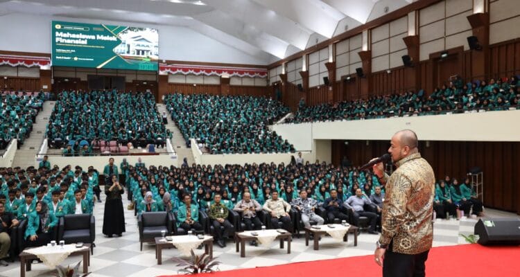Direktur Utama Bank Aceh Fadhil Ilyas saat memberikan edukasi keuangan kepada sekitar 8.000 mahasiswa baru USK dalam rangkaian PAKARMARU 2026.