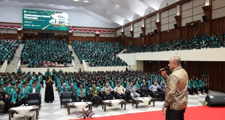 Direktur Utama Bank Aceh Fadhil Ilyas saat memberikan edukasi keuangan kepada sekitar 8.000 mahasiswa baru USK dalam rangkaian PAKARMARU 2026.