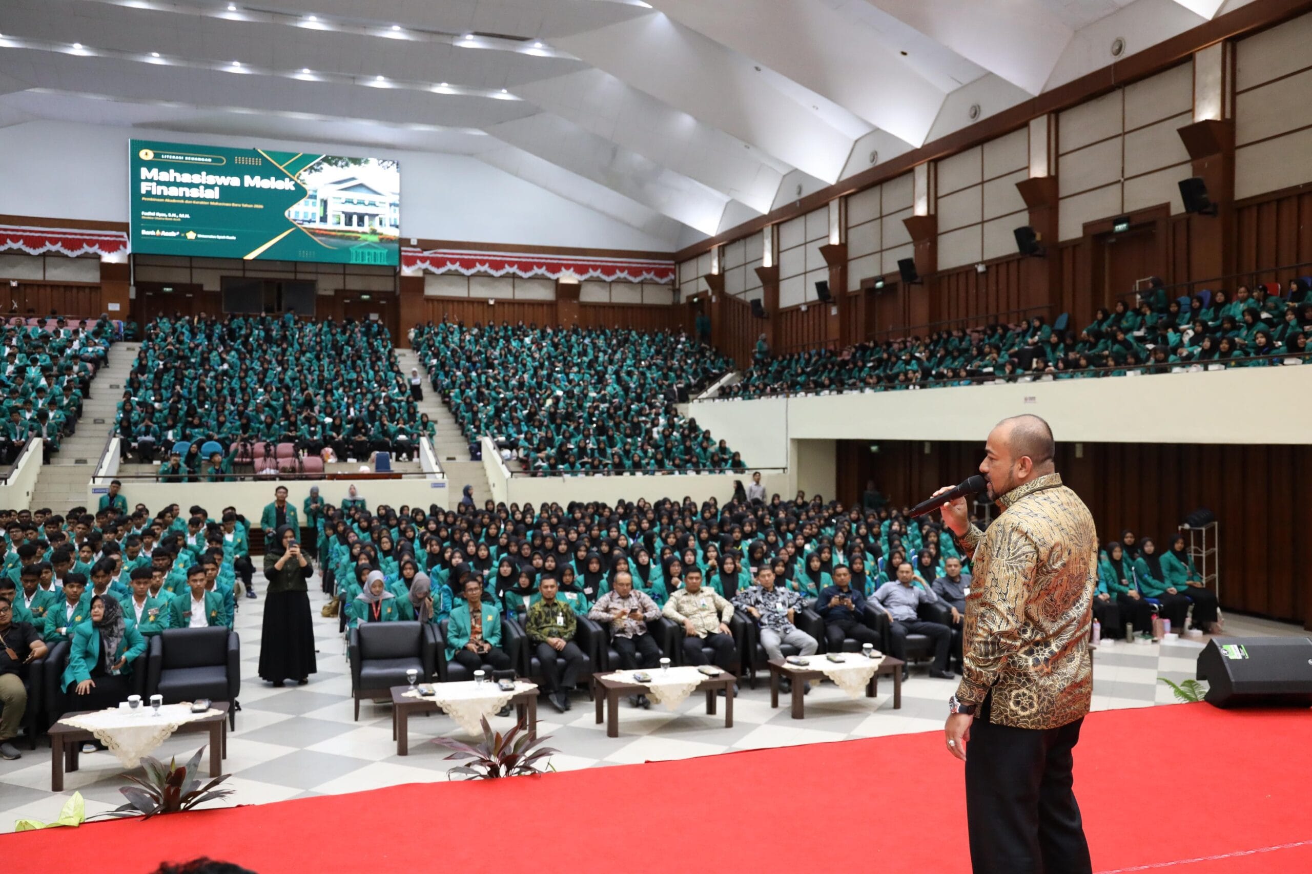 IMG-20260814-WA0009 Direktur Utama Bank Aceh Fadhil Ilyas saat memberikan edukasi keuangan kepada sekitar 8.000 mahasiswa baru USK dalam rangkaian PAKARMARU 2026.