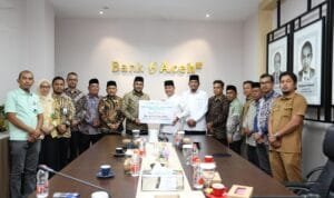 Fadhil Ilyas menyerahkan zakat Bank Aceh kepada Baitul Mal Aceh