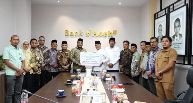 IMG-20260901-WA0012 Fadhil Ilyas menyerahkan zakat Bank Aceh kepada Baitul Mal Aceh