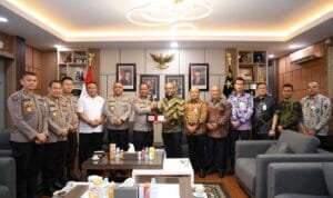 IMG-20260918-WA0010 Direktur Utama Bank Aceh Syariah Fadhil Ilyas bersilaturahmi dengan Kapolda Aceh Ruddi Setiawan di Banda Aceh.