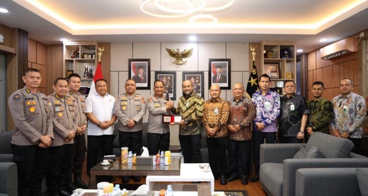 IMG-20260918-WA0010 Direktur Utama Bank Aceh Syariah Fadhil Ilyas bersilaturahmi dengan Kapolda Aceh Ruddi Setiawan di Banda Aceh.