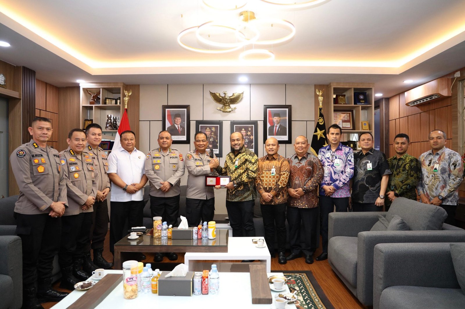 IMG-20260918-WA0010 Direktur Utama Bank Aceh Syariah Fadhil Ilyas bersilaturahmi dengan Kapolda Aceh Ruddi Setiawan di Banda Aceh.