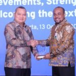 Direktur Utama Bank Aceh Fadhil Ilyas menerima apresiasi ILO atas kontribusi dalam pengembangan UMKM Aceh.