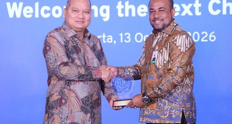 Direktur Utama Bank Aceh Fadhil Ilyas menerima apresiasi ILO atas kontribusi dalam pengembangan UMKM Aceh.