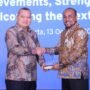 Direktur Utama Bank Aceh Fadhil Ilyas menerima apresiasi ILO atas kontribusi dalam pengembangan UMKM Aceh.