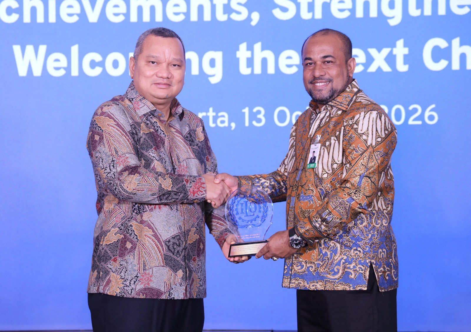 Direktur Utama Bank Aceh Fadhil Ilyas menerima apresiasi ILO atas kontribusi dalam pengembangan UMKM Aceh.