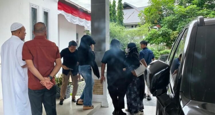 Polres Nagan Raya melakukan pemeriksaan terhadap perempuan berinisial NA terkait dugaan peristiwa di pendopo DPRK Nagan Raya. (FOTO FOR POJOKMERDEKANET) Polres Nagan Raya melakukan pemeriksaan terhadap perempuan berinisial NA terkait dugaan peristiwa di pendopo DPRK Nagan Raya.