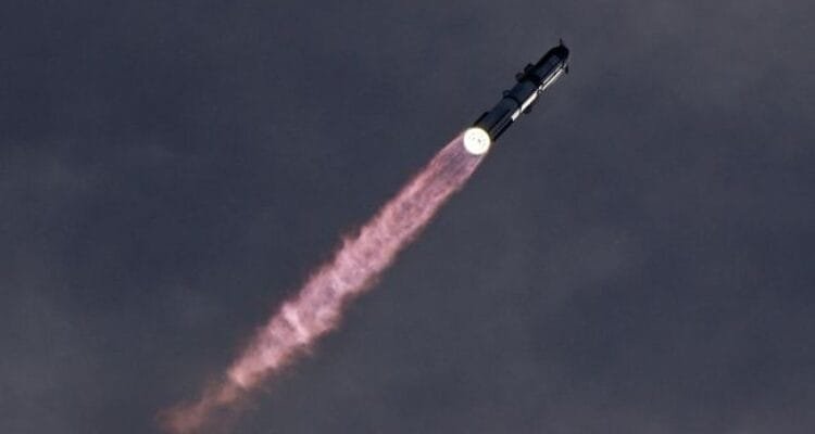 spacex-starship-dan-pendorong-super-heavy-v3-meluncur-dalam-penerbangan-uji-coba-ke-14-dari-kompleks-peluncuran-spacex-di-star-1790670371674_169 pusat data luar angkasa