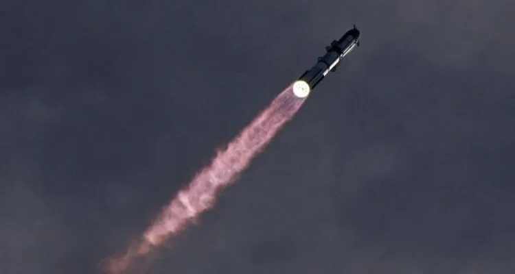 spacex-starship-dan-pendorong-super-heavy-v3-meluncur-dalam-penerbangan-uji-coba-ke-14-dari-kompleks-peluncuran-spacex-di-star-1790670371674_169 pusat data luar angkasa